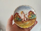 Farfurie ceramica vintage portelan Capodimonte Italia, cu ingeras / heruvim, 10cm diametru, pictat manual
