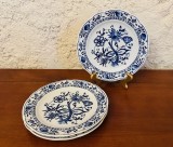 3 FARFURII DIN PORTELAN FIN- ZWIEBELMUSTER- MARCAJ TRIPTIS- PORZELLAN D19CM
