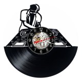 Ceas de perete decorativ realizat din disc de vinil, Model DJ Consola Mixaj Muzica Club Turntable, Negru, 30 cm
