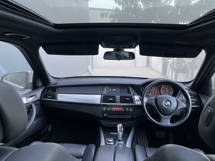 Plafon negru cu loc pentru panoramic X5 E70
