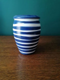 Vaza ceramica cu dungi albastre si albe