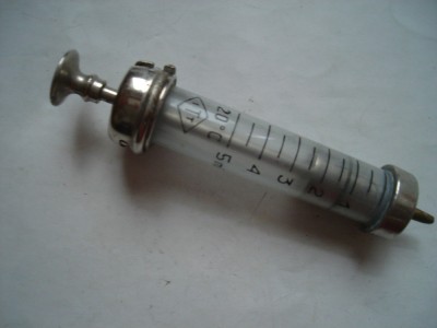 Seringa din sticla 5 ml, perioada comunista foto