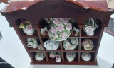 Dulapior vintage cu portelanuri in miniatura