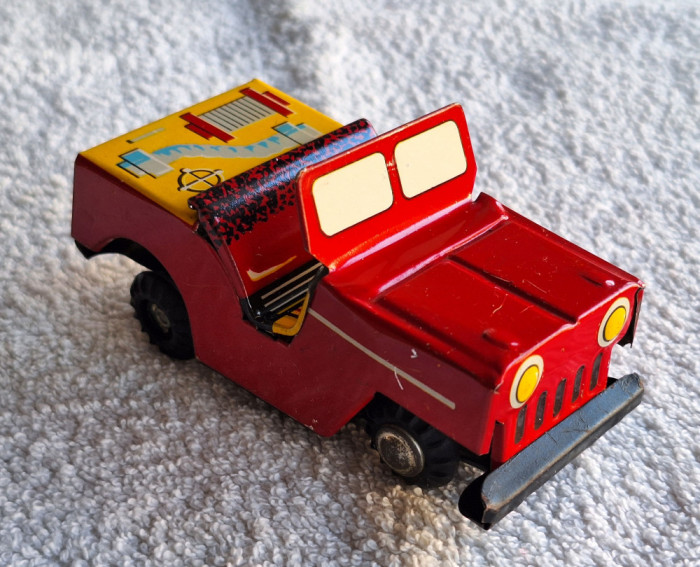 Jeep - masinuta veche anii 1970 jucarie din tabla litografiata motor frictiune