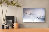 Tablou Canvas, "Iarna &icirc;nvăluind munții &icirc;n tăcere albă", Alb, &Icirc;nghețat, Montan, Tranquil, Vast, Izolat, Rece, &Icirc;nfășurat, 39 x 26 cm, CMCLASS