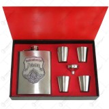 Set plosca cu palnie si 4 pahare din inox is cutie eleganta cu captuseala. cu decor embosat &ndash; Pentru cel mai bun Prieten