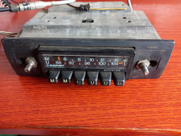 Radio vechi de autoturism fabricat in Germania cu cablu Bosch