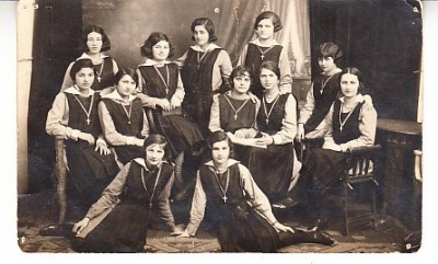 M1 F1 - FOTO - fotografie foarte veche - domnisoare la pension - 1930 foto