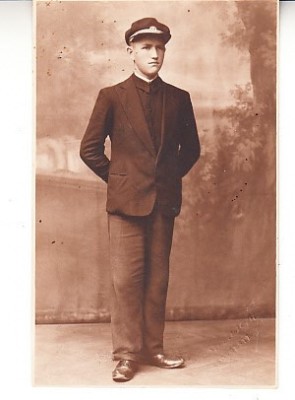M1 F9 - FOTO - fotografie foarte veche - seminarist in uniforma - 1931 foto