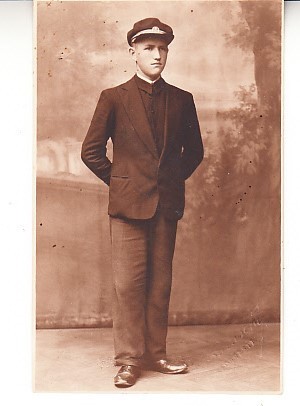 M1 F9 - FOTO - fotografie foarte veche - seminarist in uniforma - 1931