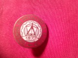 Insigna Concursul pe specialitati al elevilor 1972 , metal si email , d= 1,9cm