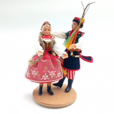 papusi cuplu în costum popular polonez pe postament din lemn figurine ceramica