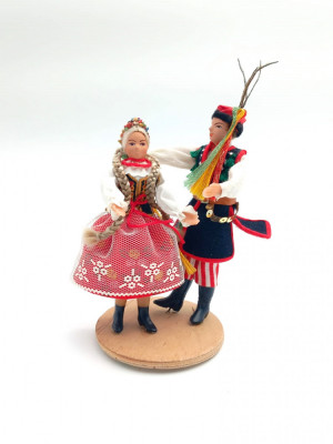 papusi cuplu &amp;icirc;n costum popular polonez pe postament din lemn figurine ceramica foto