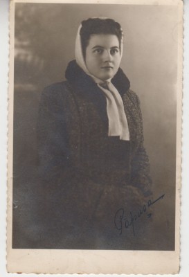 QW18 47 - Fotografie foarte veche - doamna cu batic - anii 1940 foto