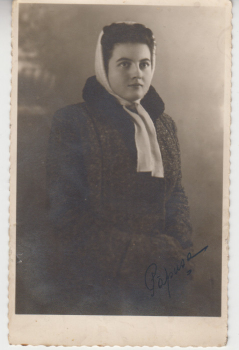 QW18 47 - Fotografie foarte veche - doamna cu batic - anii 1940