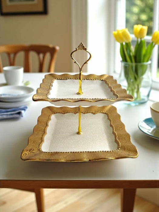 Etajeră ceramică elegantă cu platouri aurii