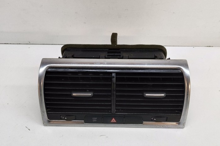 Gura de ventilație planșa de bord AUDI Q7 4L 2007 OEM: 4L0820951,4L0820951P | 29771942