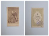 Fotografie de colectie CDV Atelier Strelisky Lipot, Portret de cuplu, Pesta (Budapesta), 1860-65, stampila pe revers