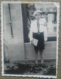 Strajer cu carti in mana// fotografie