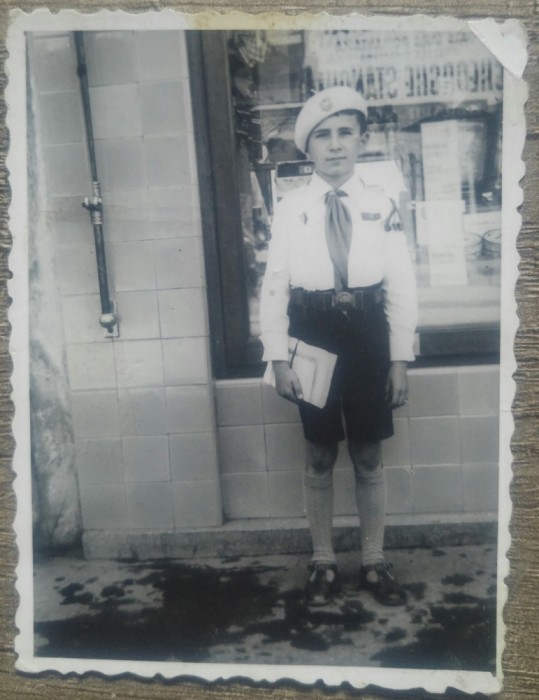 Strajer cu carti in mana// fotografie