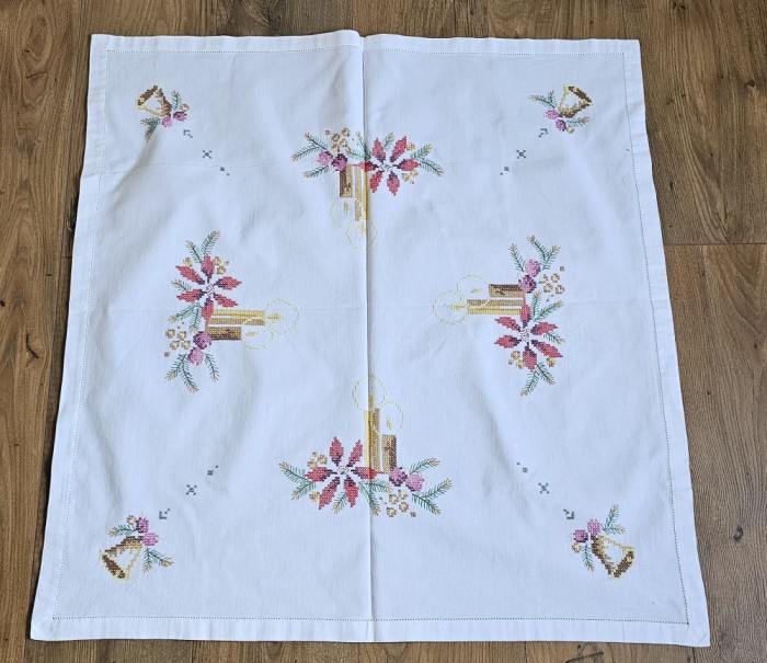 FATA DE MASA VINTAGE DIN BUMBAC GROS CU MODEL CUSUT MANUAL IN CRUCIULIȚE