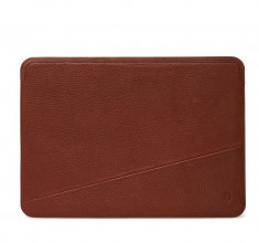Husa laptop Decoded Leather Frame Sleeve compatibila cu Macbook Air / Pro 13 inch Brown foto
