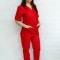 Costum medical ro?u, bluza cu anchior in V, trei buzunare ?i pantaloni cu elastic