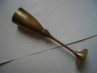 Pahar cu picior din alama ornamental foto