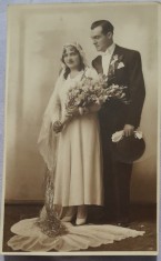 Fotografie tip carte postala, mire si mireasa, perioada interbelica