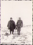 Poza Vanatori cu Pusca si Iepure Trofeu, Romania 1930, 9x6cm, Colectie Fotografie
