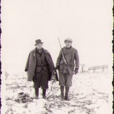 HST M220 Poză vânători cu pușcă și iepure trofeu anii 1930 România