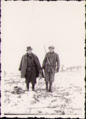 HST M220 Poză v&amp;acirc;nători cu pușcă și iepure trofeu anii 1930 Rom&amp;acirc;nia foto