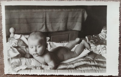 Copil pe patura, Macin 1942// foto tip CP foto