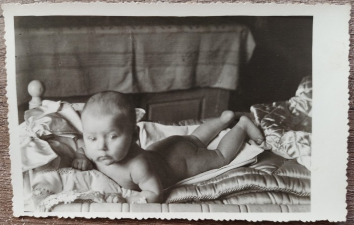Copil pe patura, Macin 1942// foto tip CP