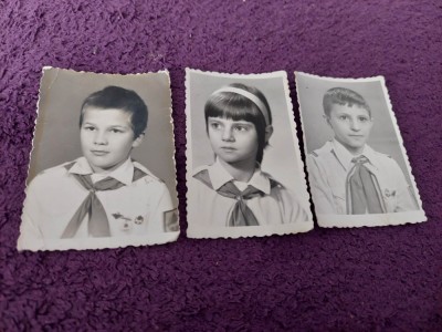 3 fotografii Pionieri 2 baieti+1 fata-portret-cravata-insigne-embleme,de colecti foto