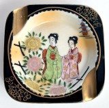 Scrumiera de portelan japonez, stil traditional Satsuma, pictata manual cu gheise si detalii aurite, vintage anii 50