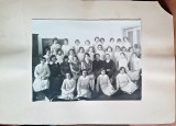 Fotografie lipita pe carton, clasa de fete, perioada interbelica