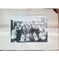 Fotografie lipita pe carton, clasa de fete, perioada interbelica