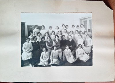 Fotografie lipita pe carton, clasa de fete, perioada interbelica foto