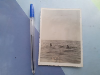 FOTOGRAFIE CU ACTORII GEORGE VRACA SI NICOLAE BRANCOMIR INOTAND IN MARE-1934. foto