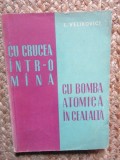 L VELIKOVICI - CU CRUCEA INTR O MANA CU BOMBA ATOMICA IN CEALALTA