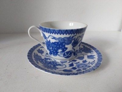 Ceasca cafea cu farfurioara, portelan fin, china, dragoni, alb cu decor albastru foto