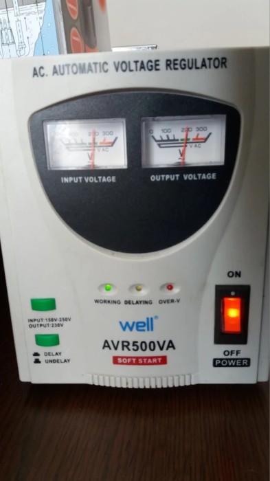 STABILIZATOR TENSIUNE WELL AVR 500 VA ,FUNCTIONEAZA
