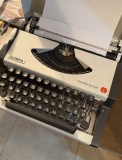 Masina de scris in stare foarte buna, perfect functionala, metalica, Olympia Traveller de Luxe
