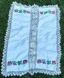 Fata de masa taraneasca din panza tesuta in razboi, de casa, brodata manual si cu ciucuri de mana, model cu flori,