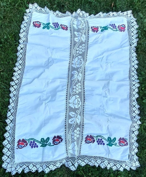 Fata de masa taraneasca din panza tesuta in razboi, de casa, brodata manual si cu ciucuri de mana, model cu flori,
