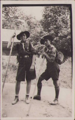 HST 205S Poza cercetași rom&amp;acirc;ni 1935 Brădet insigne și &amp;icirc;nsemne vizibile foto