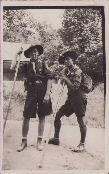 HST 205S Poza cercetași rom&acirc;ni 1935 Brădet insigne și &icirc;nsemne vizibile