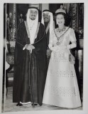 REGINA ELISABETA A MARII BRITANII SI OFICIALITATI ARABE , FOTOGRAFIE DE PRESA , ANII &#039;80