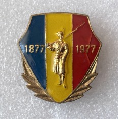 1877 - 1977 Centenarul Independentei de Stat a Romaniei - insigna soldat Dorobant din metal emailat